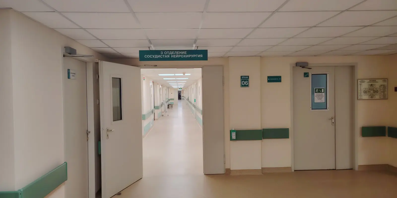 Вход в 3-е нейрохирургическое отделение сосудистой нейрохирургии